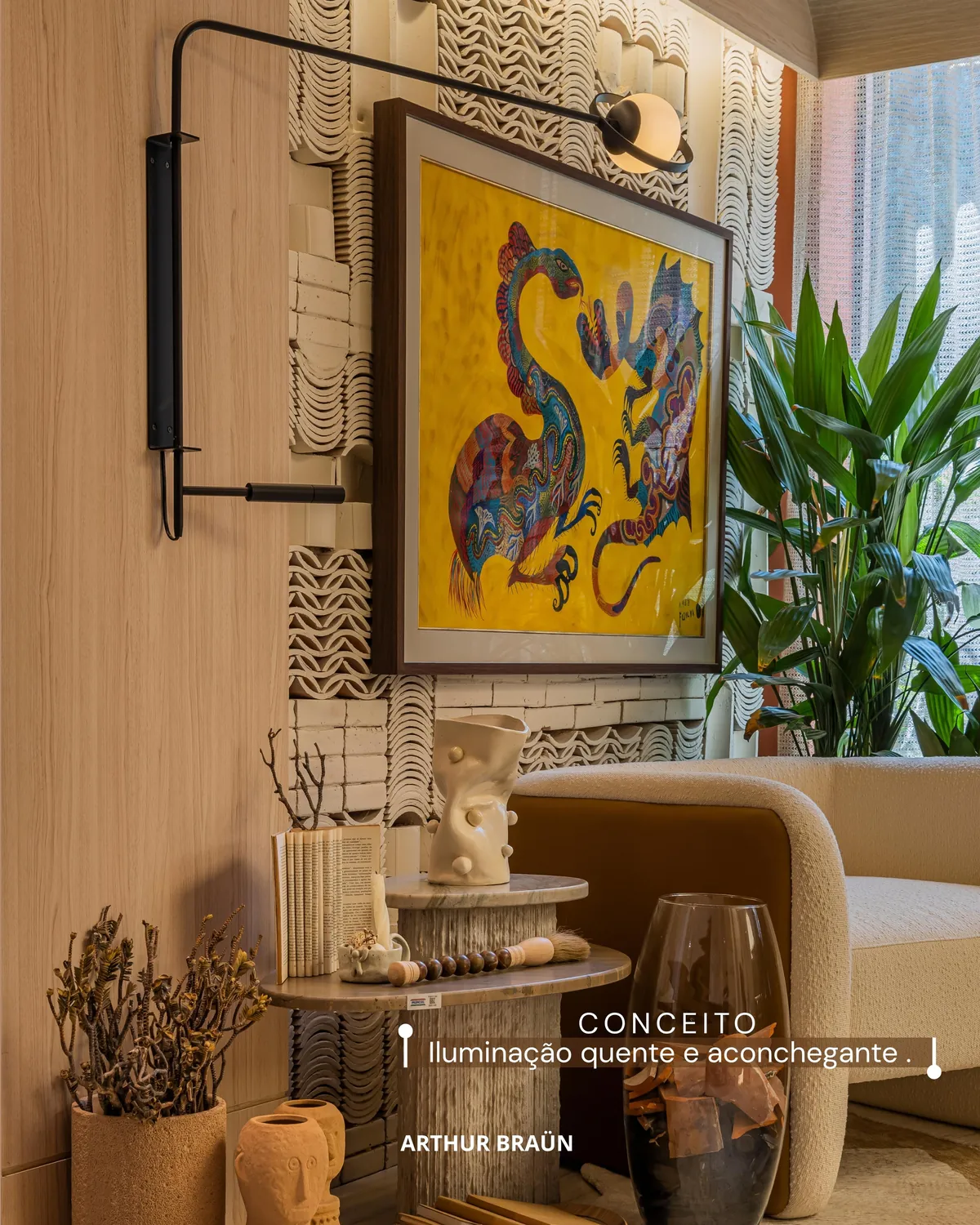 Arandela de braço longo iluminando um quadro na parede de peças cerâmicas