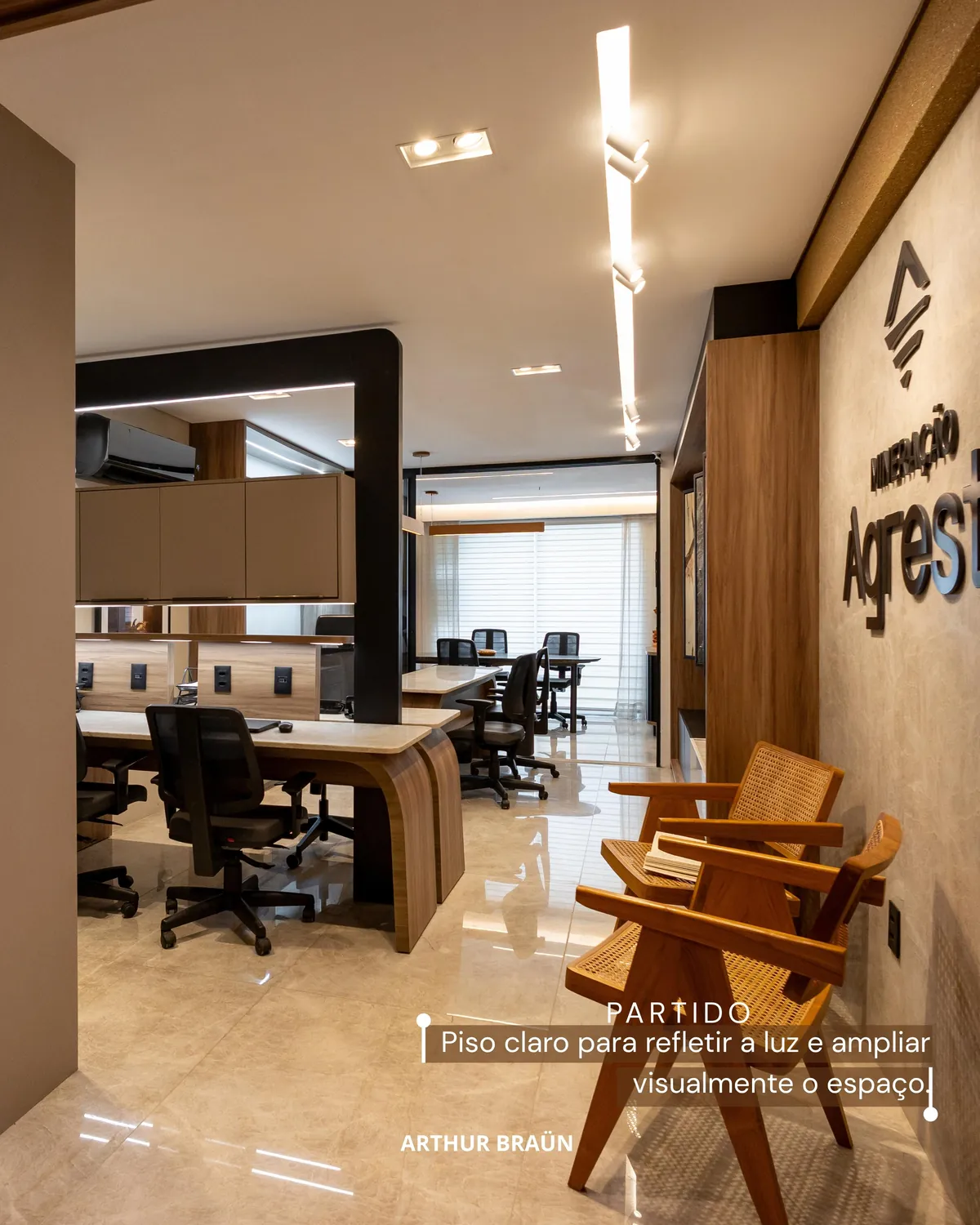 Escritório com piso em porcelanato claro polido refletindo a luz linear